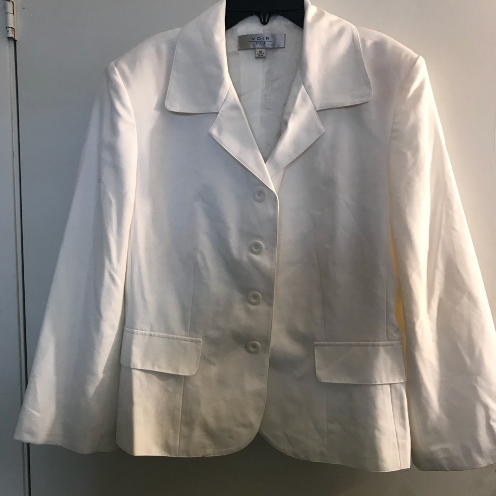 Voir white blazer suit!